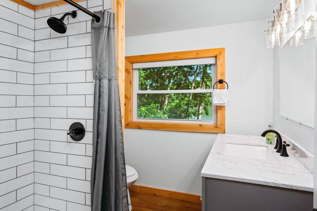 Cabin On Beautiful Arbutus Lake Near טראוורס סיטי מראה חיצוני תמונה